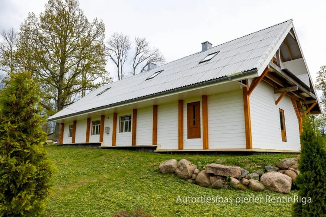 Kvalitatīvi un pārdomāti būvēta lauku māja no dabīgiem un ilgtspējīgiem materiāliem. — bilde 4