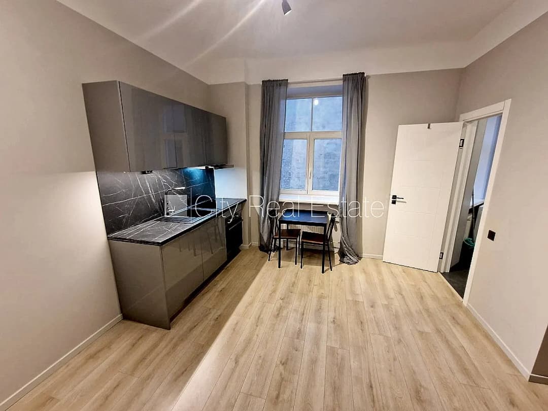 Pagalma ēka, renovēta māja, slēgts pagalms, apsargāts pagalms, ieeja no ielas, ir lifts, — bilde 4
