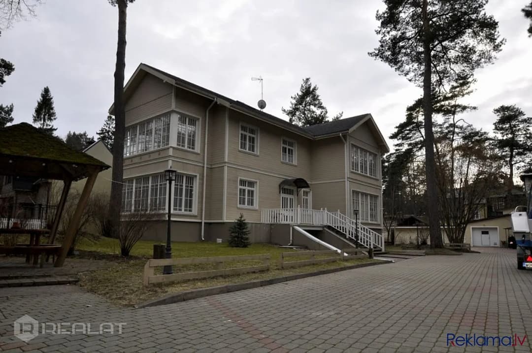 Tiek izīrēta ērta un plaša 2 stāvu māja 200 m2 platībā. Mājā ir 5 guļamistabas, 3 vannas — bilde 2