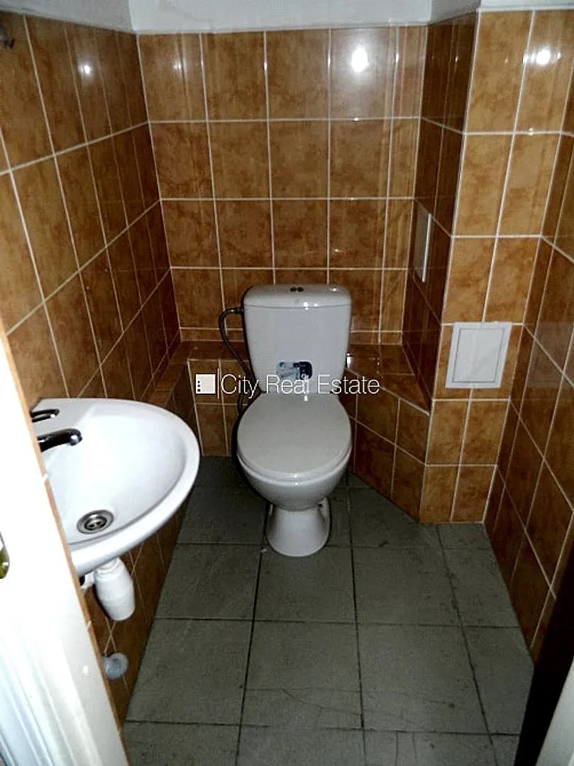 Fasādes māja, renovēta māja, ieeja no ielas, ir lifts, kāpņu telpa pēc kosmētiskā remonta, — vēl bildes