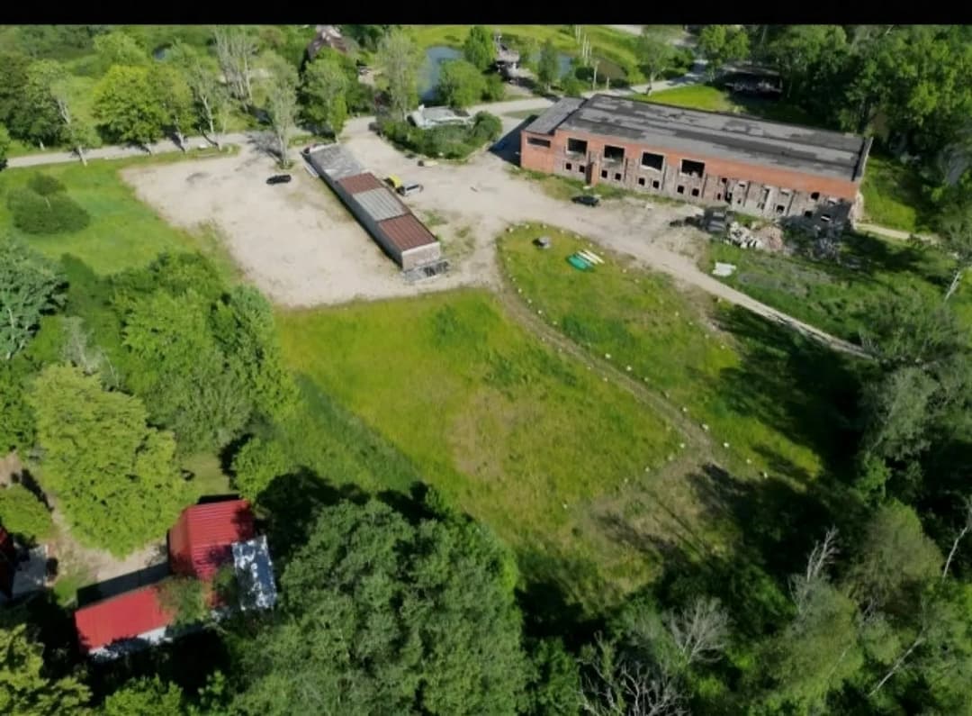 Pārdod bijušo Pāvilostas Spirta rūpnīcu Sakas upes krastā. Zeme 3,3 ha ar vairākām ēkām — bilde 3