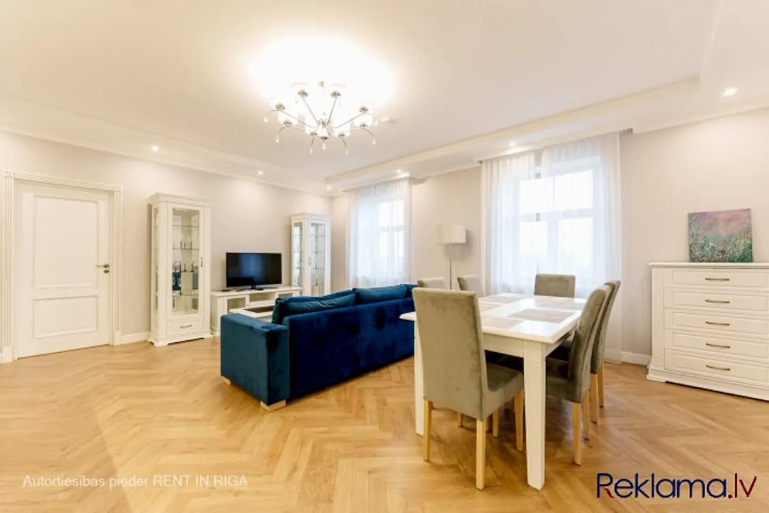 Piedāvājam ekskluzīvus, mēbelētus trīs istabu apartamentus Rīgas centrā, jaunā