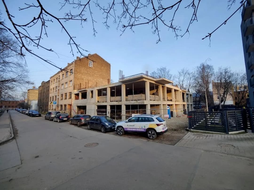 Zeme ar daudzdzīvokļu mājas būvprojektu un iesāktu būvniecību. Projektā ir 33 dzīvokļi — vēl bildes