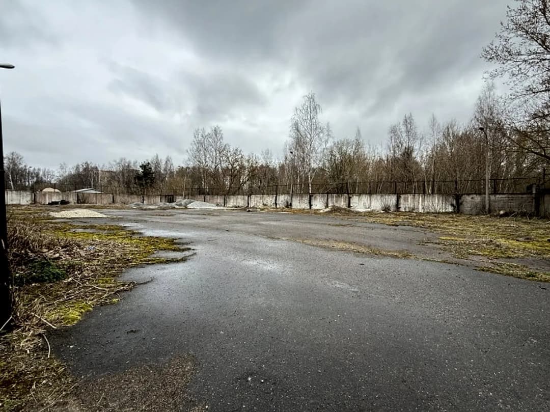 Iznomajam asfaltētu laukumu Dzintars rūpnīcas teritorijā. Zemes gables norobežots ar betona