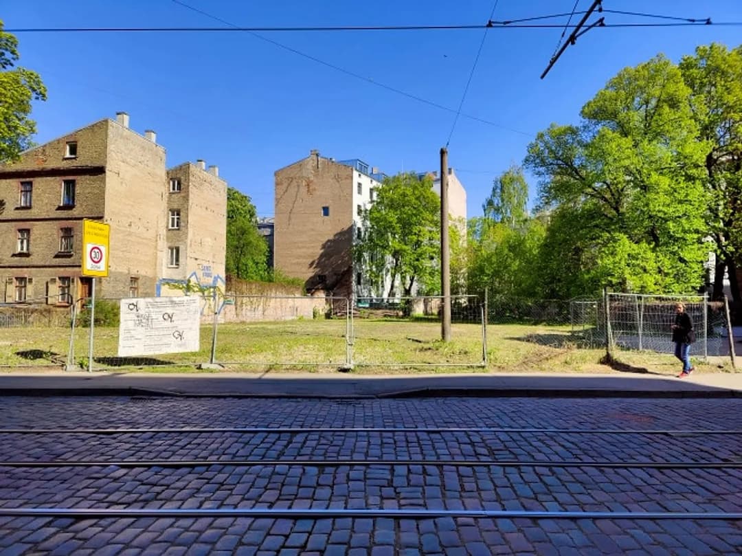 Zeme ar saskaņotu daudzstāvu apbūves projektu un būvatļauju. Jauktas centra apbūves — bilde 2