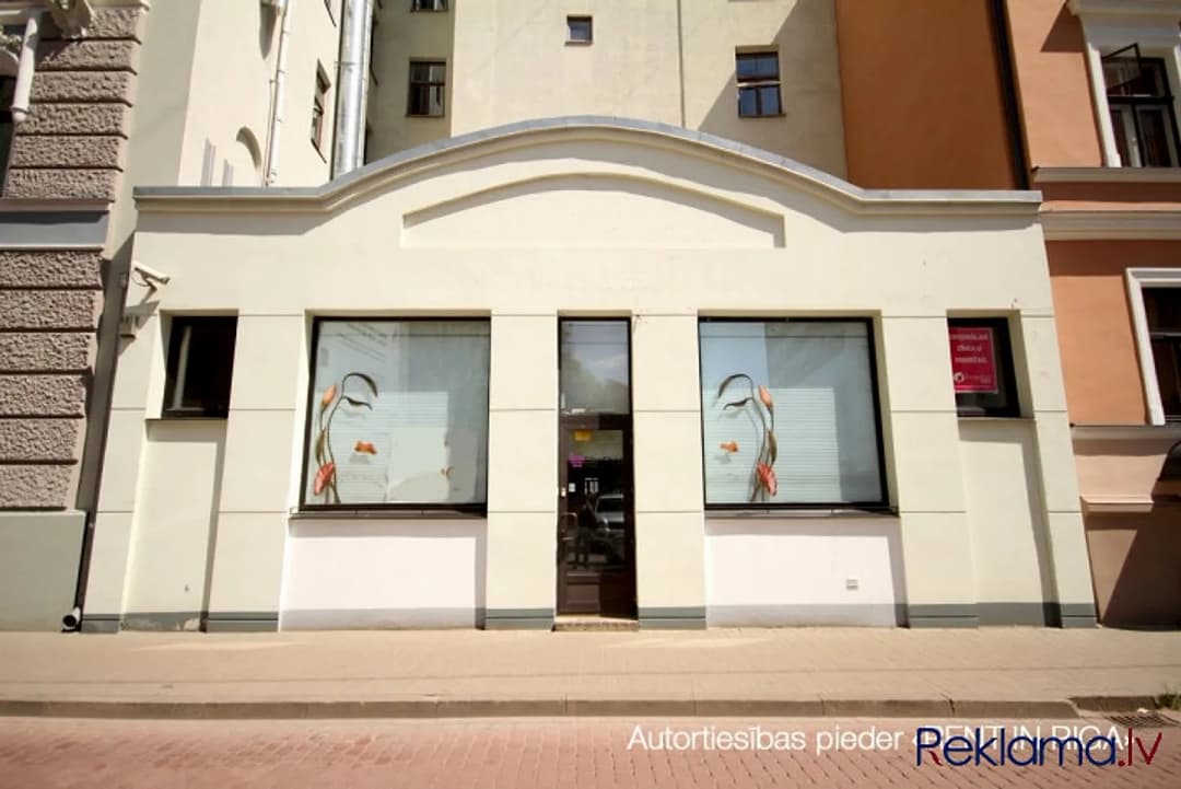 Tiek pārdota ēka-veikals centrā ar visiem pilsētas komunikācijām. Ir — bilde 2