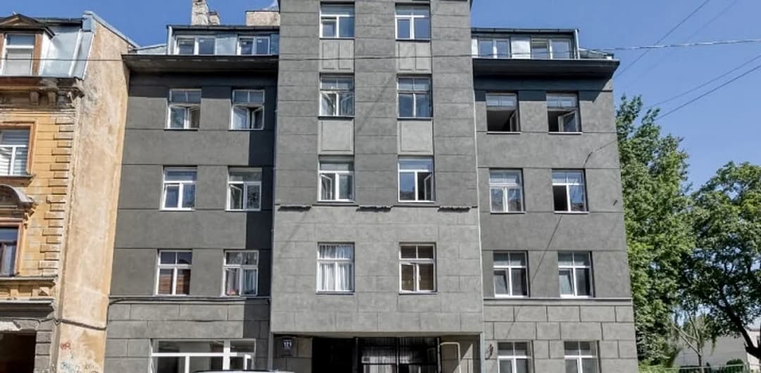 Tiek pārdots dzīvoklis ar atsevišķu virtuvi un terasi renovētā ēkā. Сentrālā apkure ar