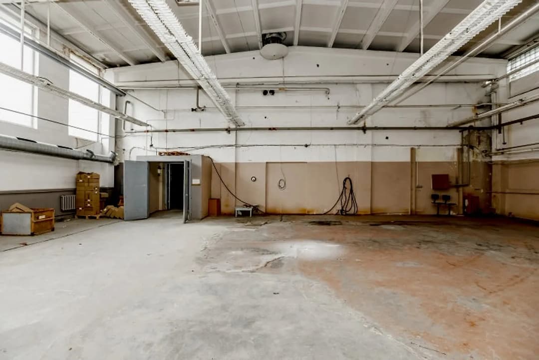 Industriālais parks Ziepniekalnā iznomā telpas bez apkures. Telpām ir nepieciešams remonts. — vēl bildes
