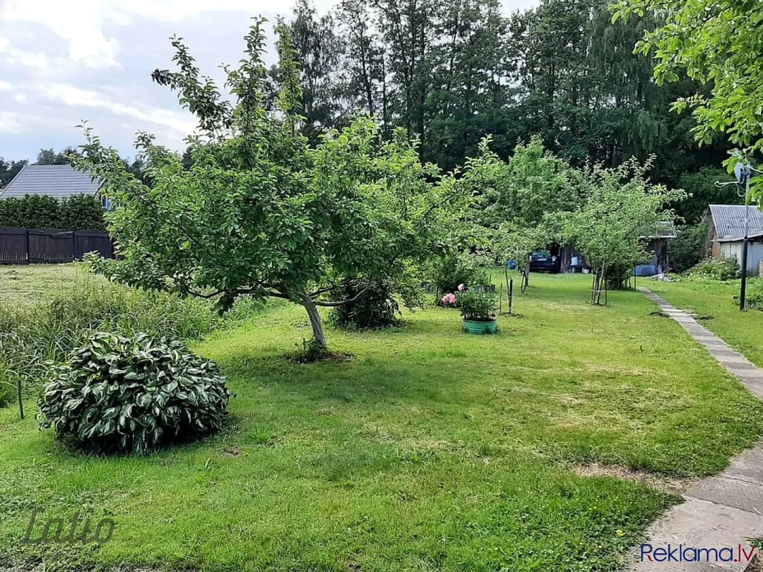 Pārdod dvīņumājas daļu. Māja ar visām ērtībām; apdzīvojama visu gadu. 
Īpašums — vēl bildes