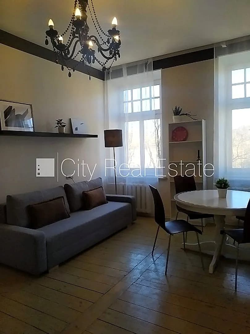 Fasādes māja, ir lifts, kāpņu telpa pēc kapitālā remonta, istabas izolētas 2 gab., studio — bilde 3