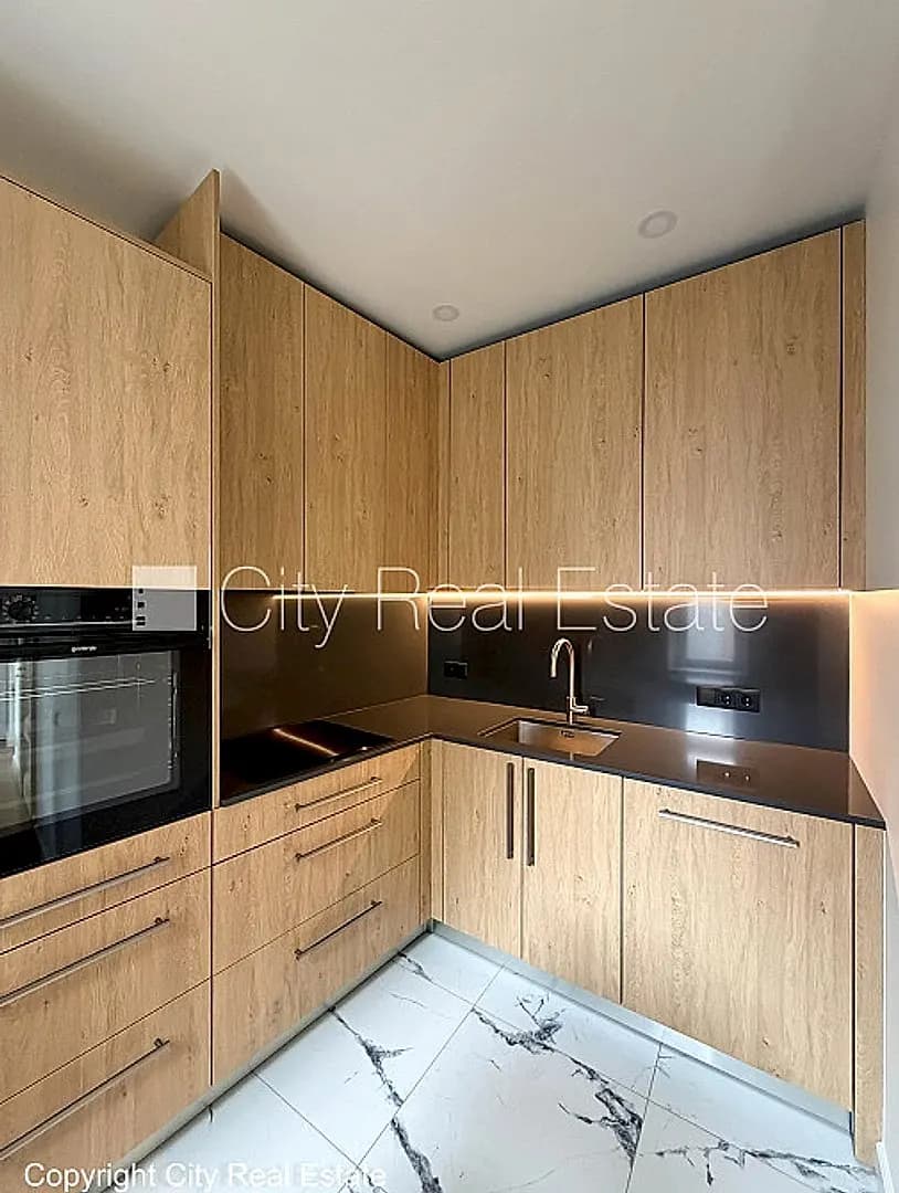 Fasādes māja, slēgts pagalms, vieta automašīnai, ieeja no ielas, logi vērsti uz pagalma pusi, — bilde 3