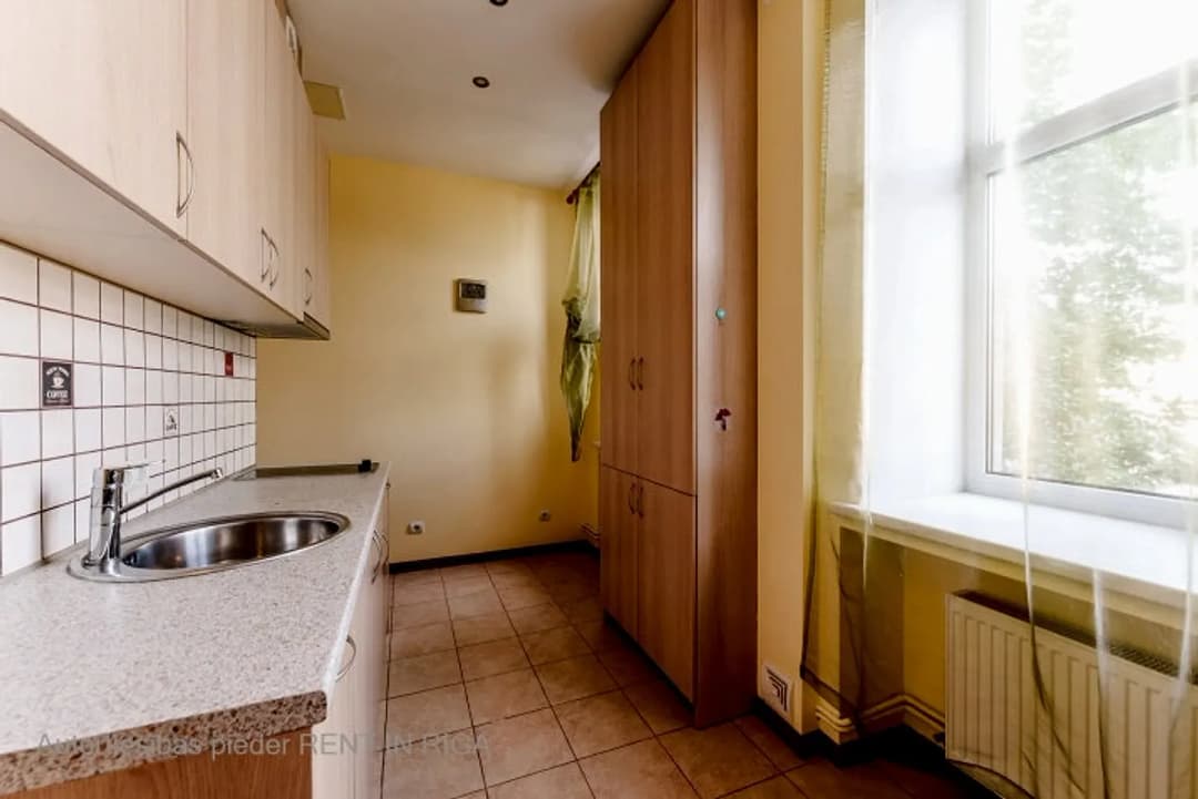 Ilgtermiņā izīrē pilnībā mēbelētu un aprīkotu 2 guļamistabu dzīvokli pilsētas centrā — vēl bildes
