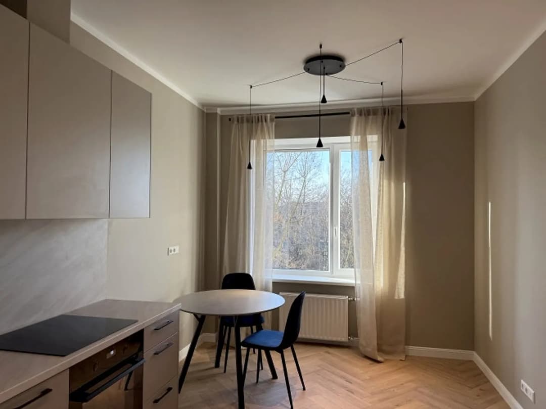Izīrē 2-istabu dzīvokli renovētā ēkā! Lauvas 7 ir viens no elegantākajiem renovētajiem — vēl bildes