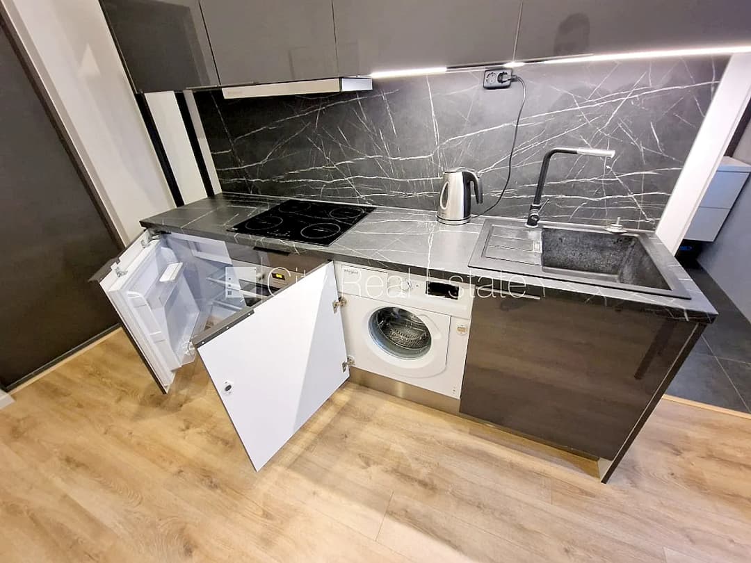 Fasādes māja, renovēta māja, slēgts pagalms, ieeja no ielas un pagalma, ir lifts, kāpņu — vēl bildes