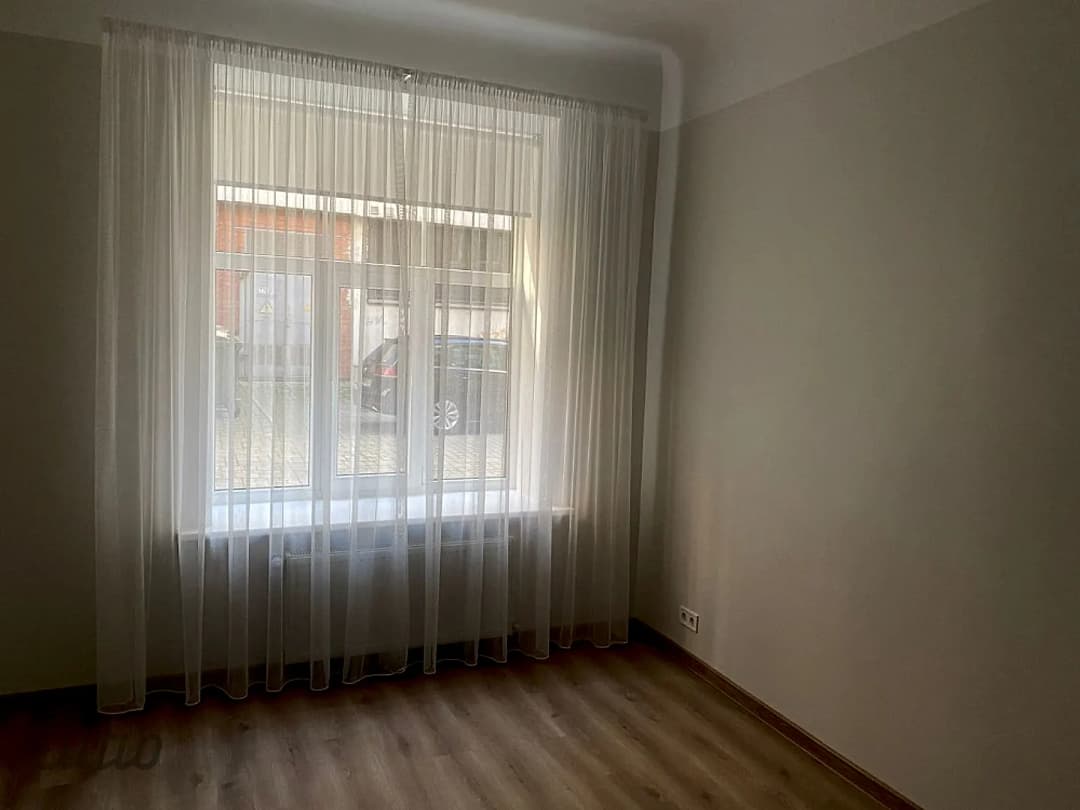 Īrēt tiek piedāvāts dzīvoklis pašā pilsētas centrā. Līdzās veikali, kafejnīcas, — vēl bildes