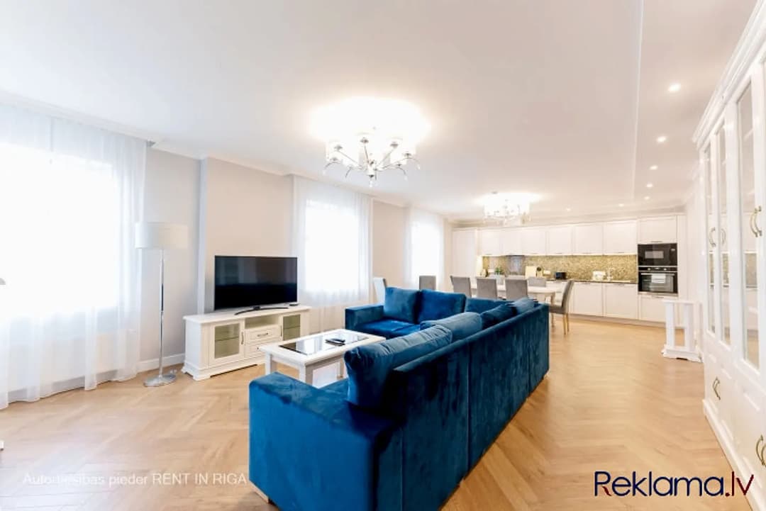 Piedāvājam īrēt ekskluzīvus trīs istabu apartamentus Rīgas centrā, jaunā rekonstruētā — bilde 2