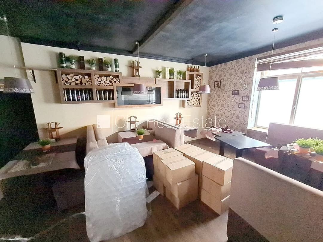 Fasādes māja, ieeja no ielas, terase, logi vērsti uz ielas pusi, mājā pieslēgta 3 fāžu — vēl bildes