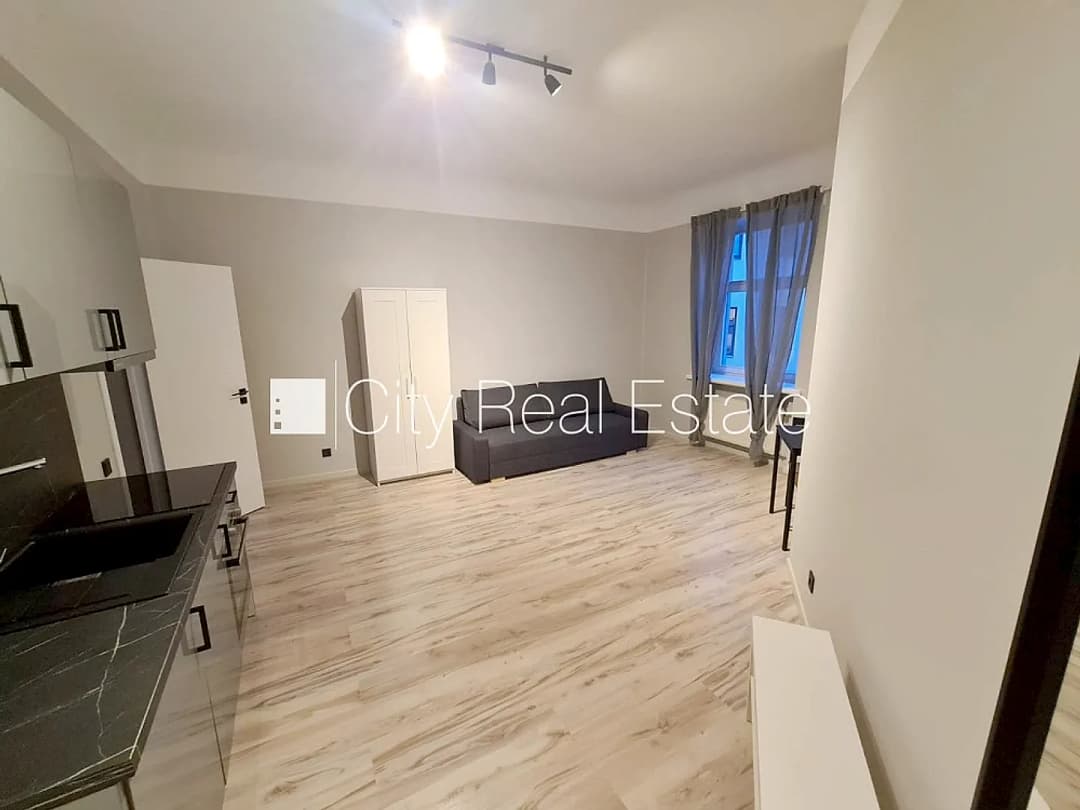 Pagalma ēka, renovēta māja, slēgts pagalms, ieeja no ielas un pagalma, ir lifts, kāpņu telpa