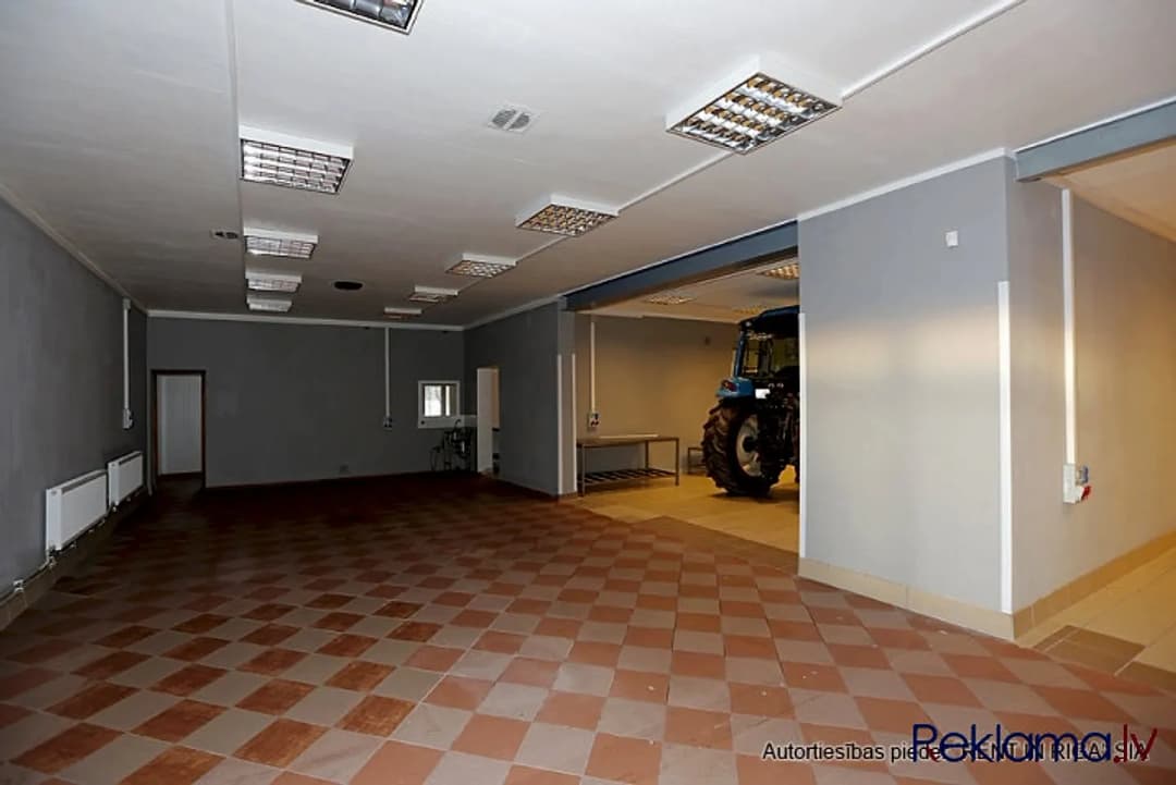 Pārdod lietošanai gatavas ražošanas telpas 1052 m2 platībā. Telpas izvietotas atsevišķā — vēl bildes