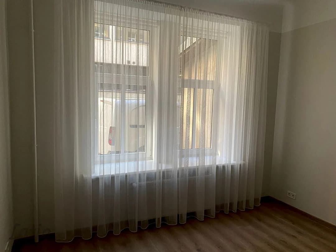 Īrēt tiek piedāvāts dzīvoklis pašā pilsētas centrā. Līdzās veikali, kafejnīcas, — bilde 2