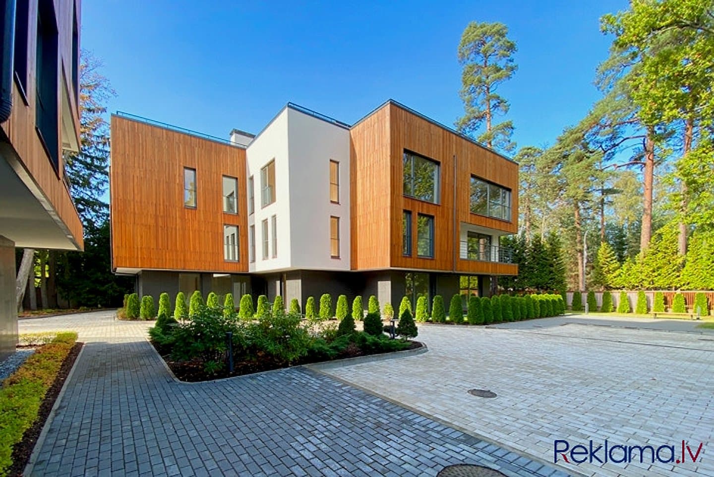 Apartamenti ar savu ārtelpu pastaigas attālumā no jūras. Dzīvojamā platība 81 m, zeme pie