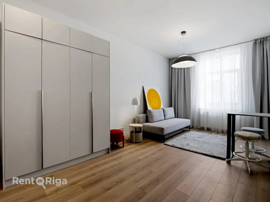 Piedāvājumā pilnīgi jauns premium klases studio tipa dzīvoklis vienā no elegantākajiem — vēl bildes