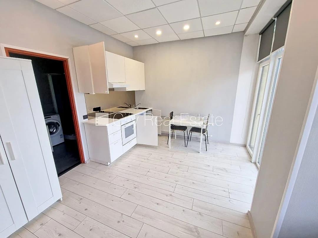 Fasādes māja, renovēta māja, ieeja no ielas, ir lifts, kāpņu telpa pēc kapitālā remonta, — bilde 3