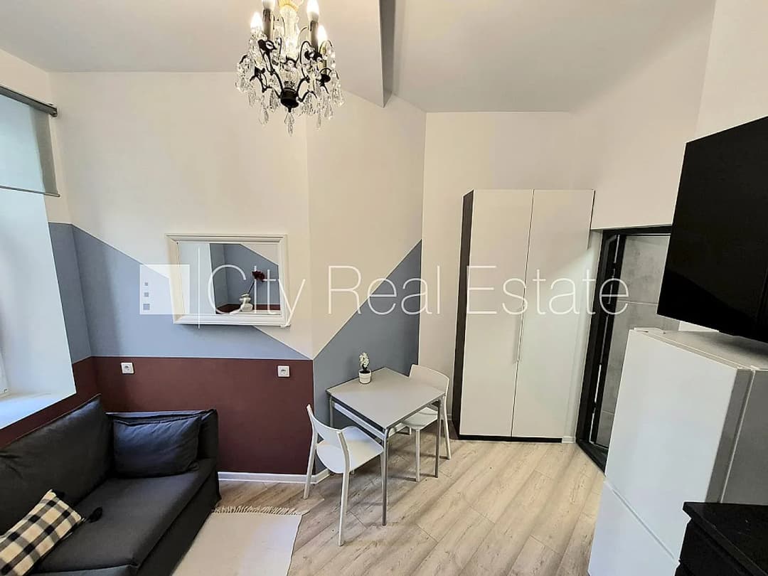 Renovēta māja, beletāža, ir lifts, kāpņu telpa pēc kapitālā remonta, viena istaba — bilde 3