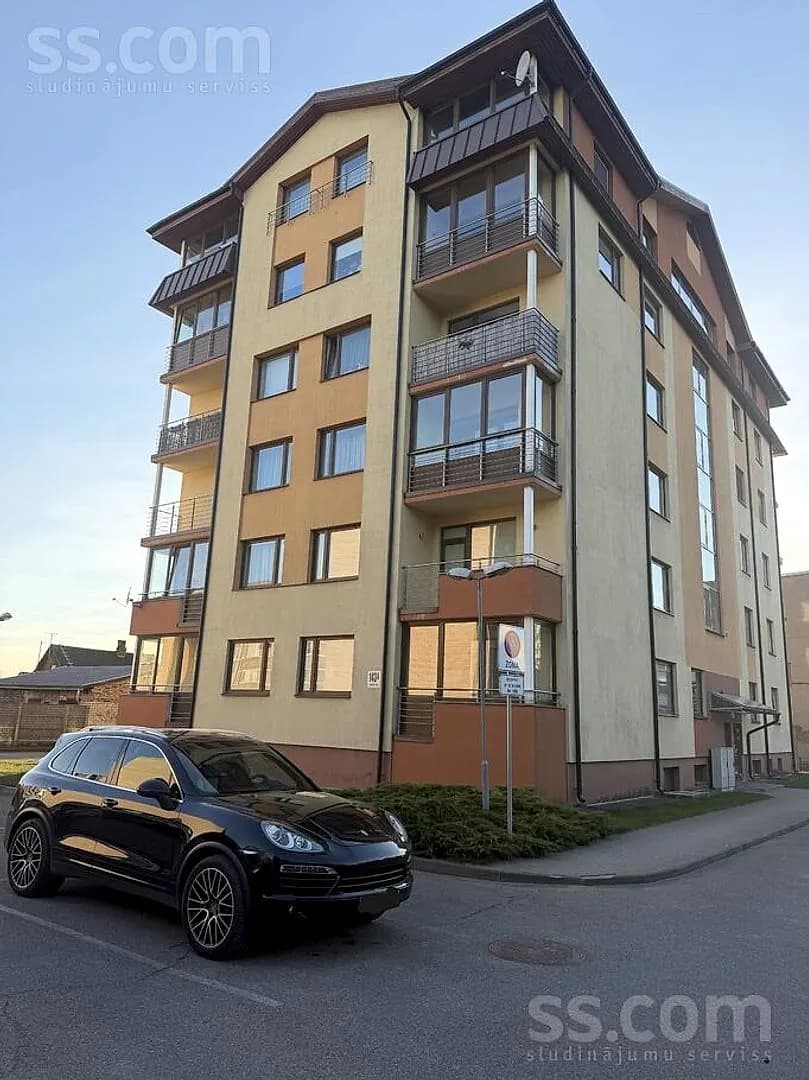 Trīsistabu dzīvoklis — Miera iela 143a