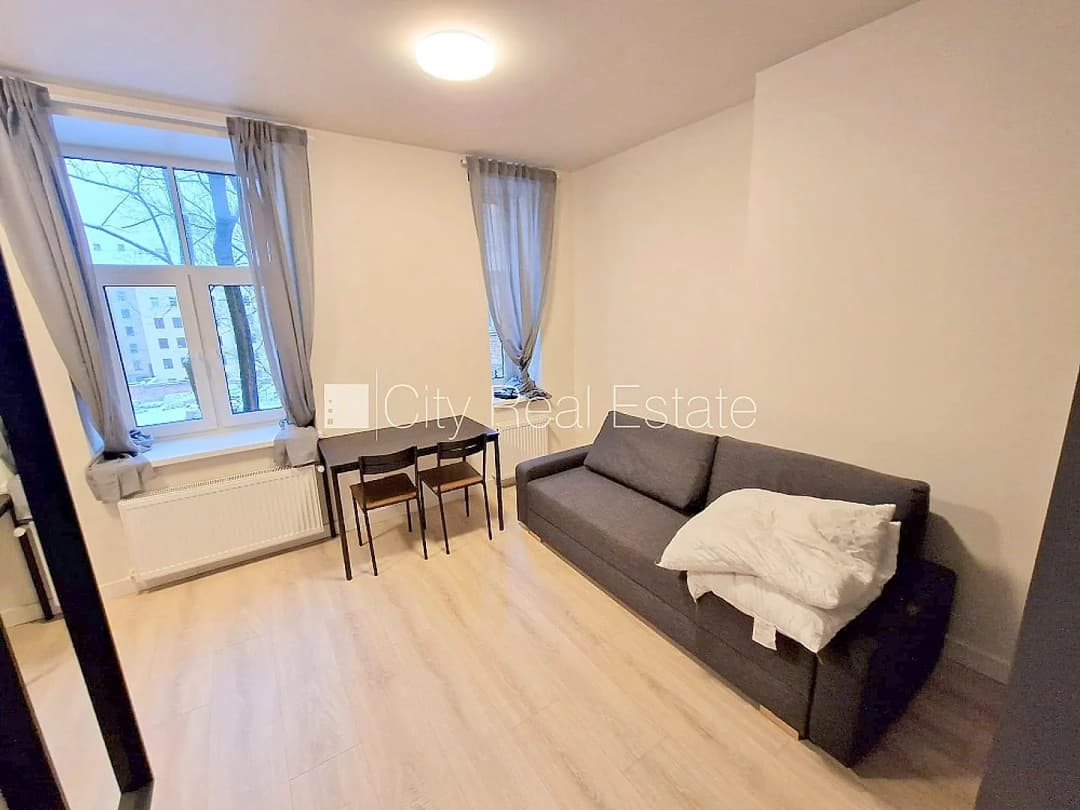 Fasādes māja, renovēta māja, slēgts pagalms, ieeja no ielas, ir lifts, kāpņu telpa pēc — bilde 4