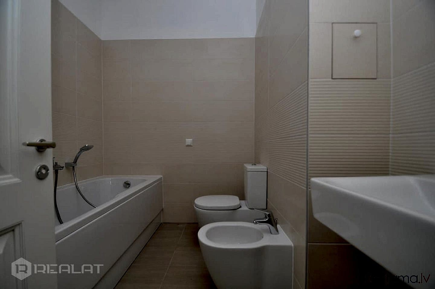 Klusajā Rīgas centrā piedāvājam iegādāties laba plānojuma 3 istabu dzīvokli kvalitatīvā — bilde 2