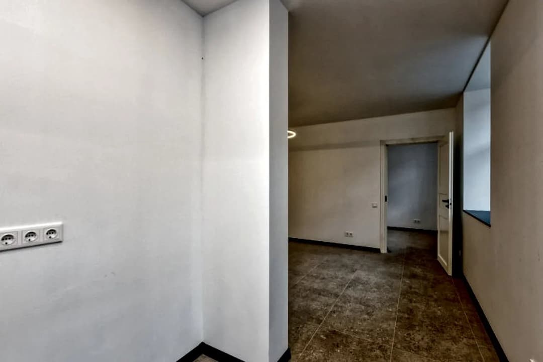 Tiek pārdots renovēts 2-istabu dzīvoklis Rīgas centrā (1 izolēta istaba). Dzīvoklis — vēl bildes