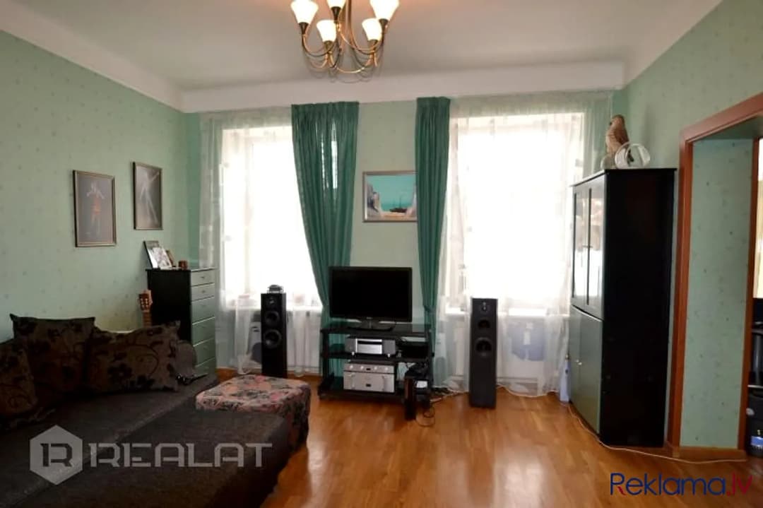 Piedāvājam uz iegādi- ļoti izsmalcinātu 5 istabu dzīvokli Renovētā mājā klusajā centrā