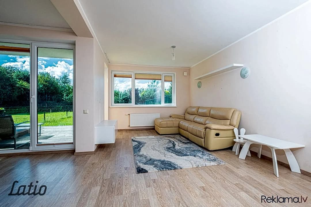 Pārdod skaistu, plašu māju privātmāju ciematā Piņķos. 
Mājas pirmajā stāvā ir