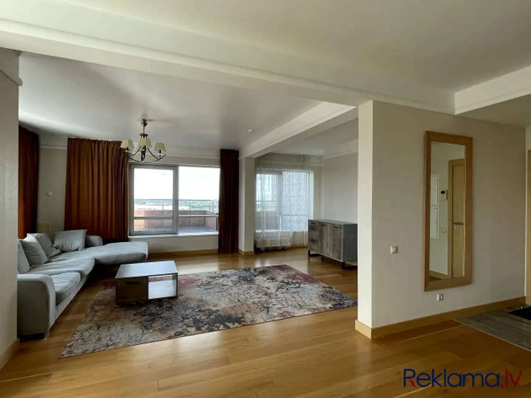 Tiek izīrēts penthaus tipa dzīvoklis ēkas 29.stāvā! 130 m2 dzīvoklī ir iekārtota: - — bilde 2