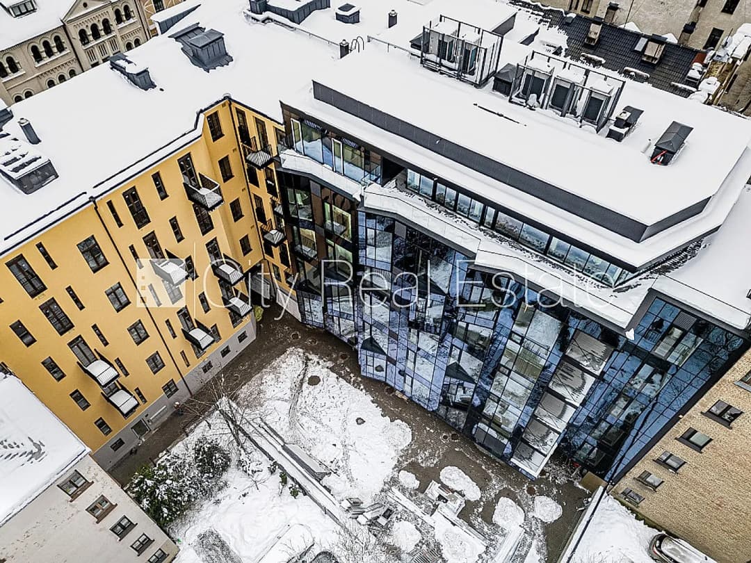 Fasādes māja, renovēta māja, uzstādīti saules enerģijas paneļi, slēgts pagalms, iespēja — bilde 2