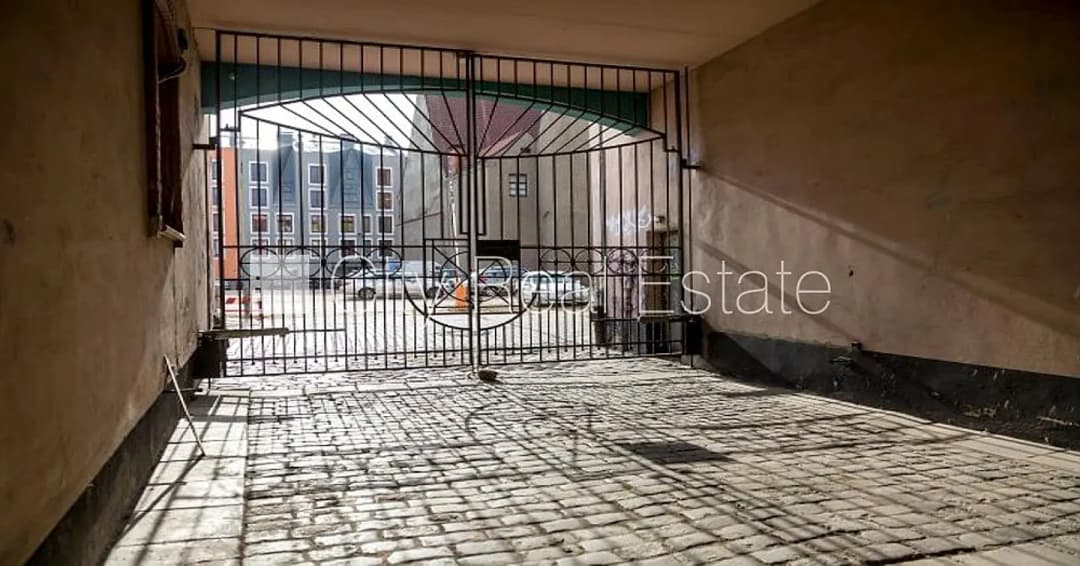 Fasādes māja, slēgts pagalms, vieta vairākām automašīnām, ieeja no ielas, ir lifts, — bilde 4