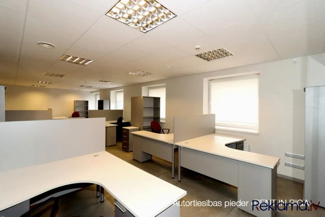 Birojs Šķirotavā. + 2. stāvs. + Platība sastāv no koridora/recepcijas, trīs kabinetiem, — vēl bildes
