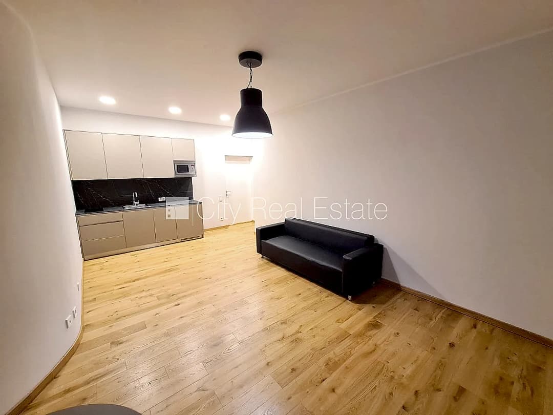 Pagalma ēka, renovēta māja, slēgts pagalms, ieeja no pagalma, ir lifts, kāpņu telpa pēc — vēl bildes