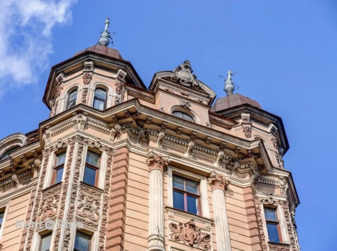 Izcila investīciju iespēja Rīgas centrā. Īpašums sastāv no pieciem dzīvokļiem ar foršiem — vēl bildes