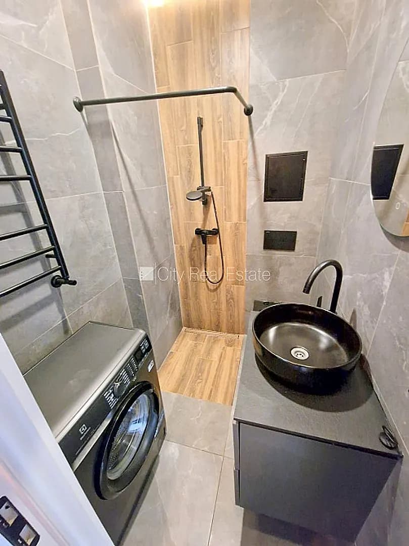 Jaunceltne, fasādes māja, ieeja no ielas, ir lifts, kāpņu telpa pēc kapitālā remonta, logi — bilde 3