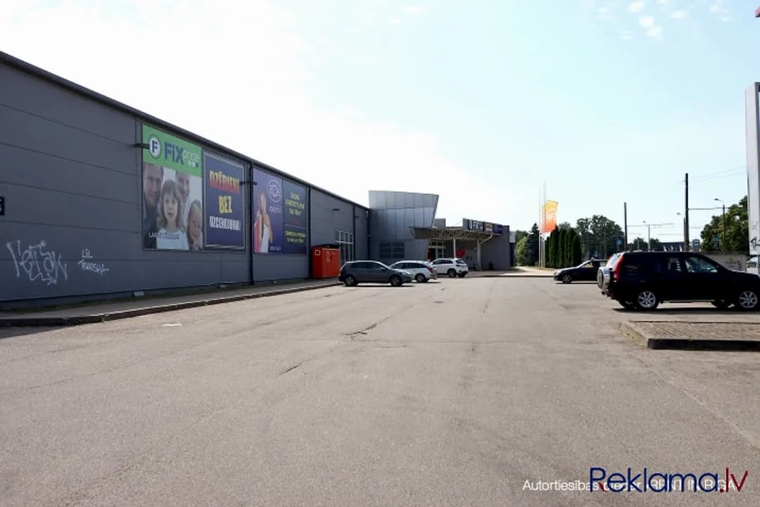 Iznomā telpas tirdzniecības centrā Mežciemā. Telpas atrodas Hipokrāta ielā 26, ēkas 1. — vēl bildes