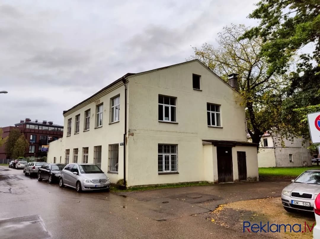 Administratīva 2 stāvu ēka ar zemi Teikas centrā. Celta 1930.gadā, ķieģeļu sienas, koka — bilde 2