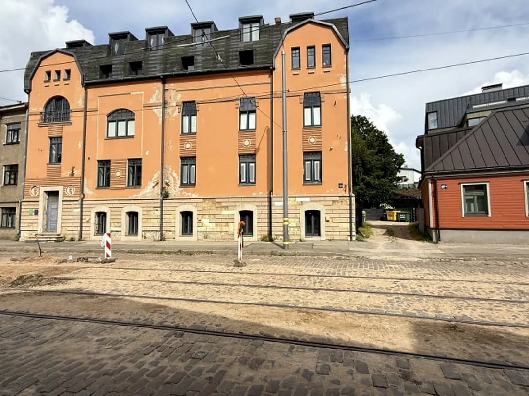 Pārdod dzīvokli augstais pirmais stāvs fasādes ēkā Latgales ielā, Rīgā. Piedāvājumā