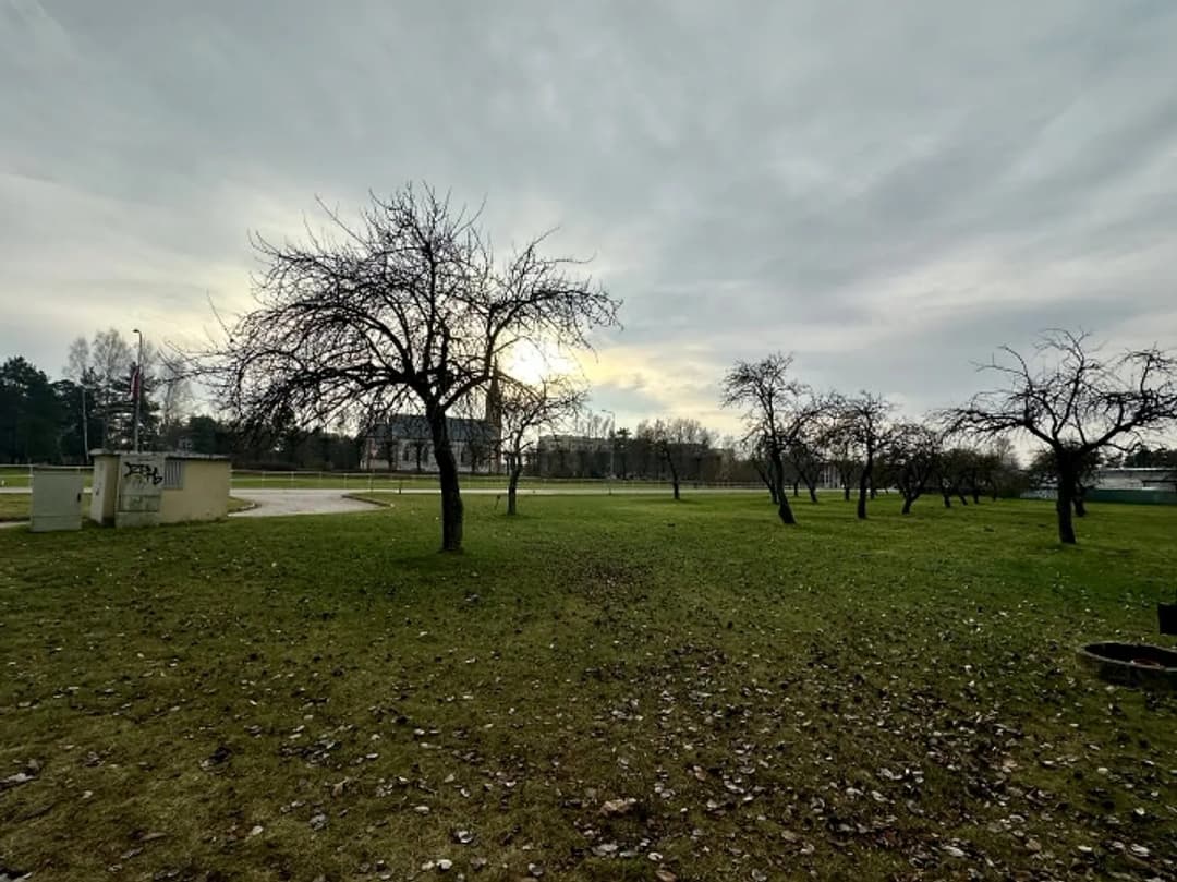 Tiek pārdots zemes gabals Piņķos, pierīgas apkārtnē, kas piedzīvo visstraujāko attīstību. — vēl bildes