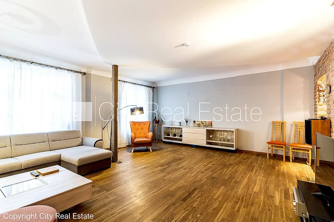 Renovēta māja, apsaimniekošanas maksa mēnesī 100 EUR, labiekārtots apzaļumots pagalms, — bilde 3