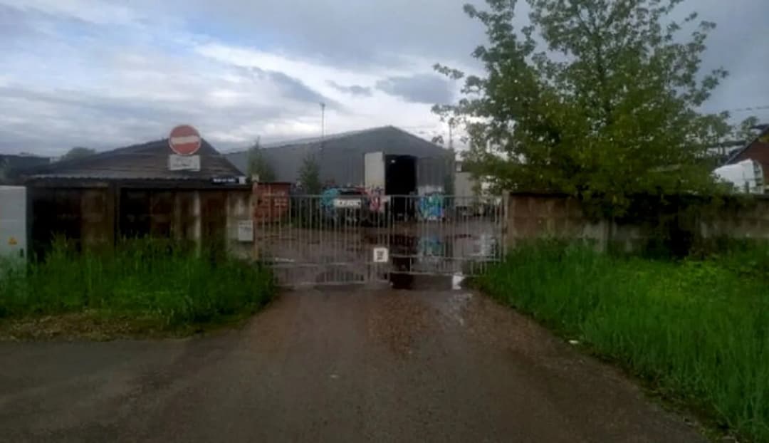 Piedāvājam īrēt skaistu zemes gabalu, ko ieskauj žogs, ar lielisku piekļuvi no Duntes ielas — vēl bildes