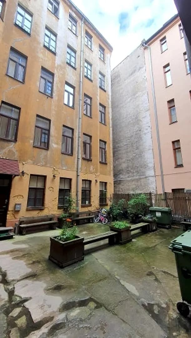 Hosteļa telpas, ko iespējams pārbūvēt par vismaz 3 dzīvokļiem. Īpašums atrodas vienā no — vēl bildes