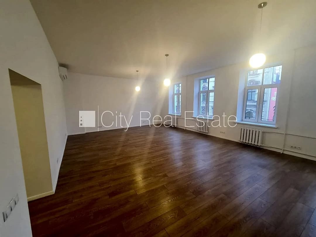 Fasādes māja, renovēta māja, ieeja no ielas, ir lifts, kāpņu telpa pēc kapitālā remonta,