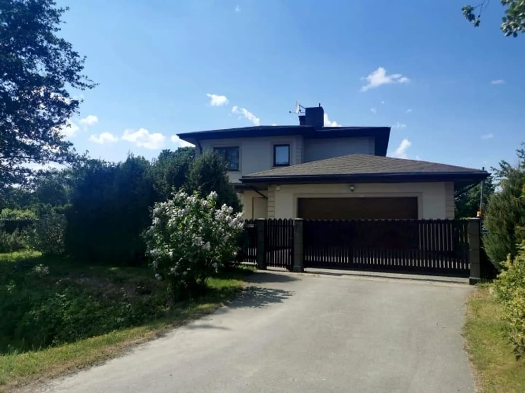 Klasiska stila villa Piņķos. Divstāvu energoefektīva māja ar kopējo platību 255 m2 + 45 m2